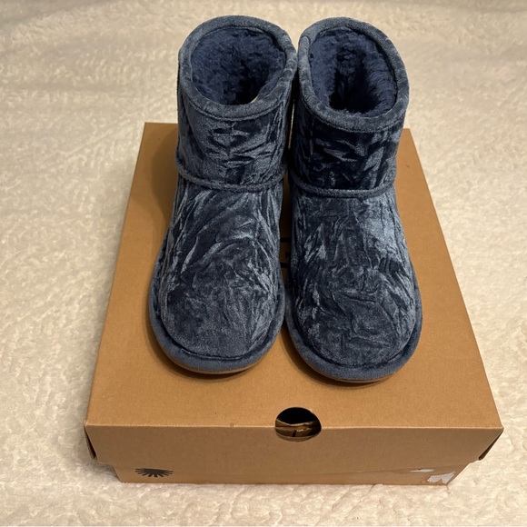 UGG blue Velvet Boots - Picture 2 of 4
